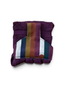 Hand towel to hang on a kitchen or AGA rail. Fastened with a magnetic popper.