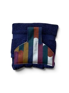 Hand towel to hang on a kitchen or AGA rail. Fastened with a magnetic popper.
