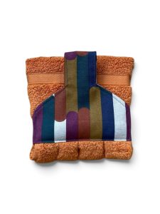 Hand towel to hang on a kitchen or AGA rail. Fastened with a magnetic popper.