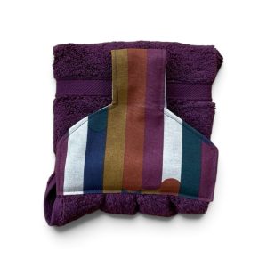 Hand towel to hang on a kitchen or AGA rail. Fastened with a magnetic popper.