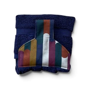 Hand towel to hang on a kitchen or AGA rail. Fastened with a magnetic popper.