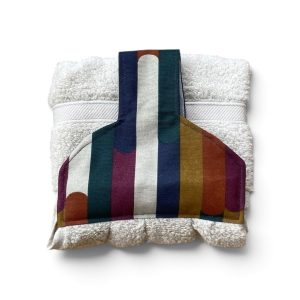 Hand towel to hang on a kitchen or AGA rail. Fastened with a magnetic popper.