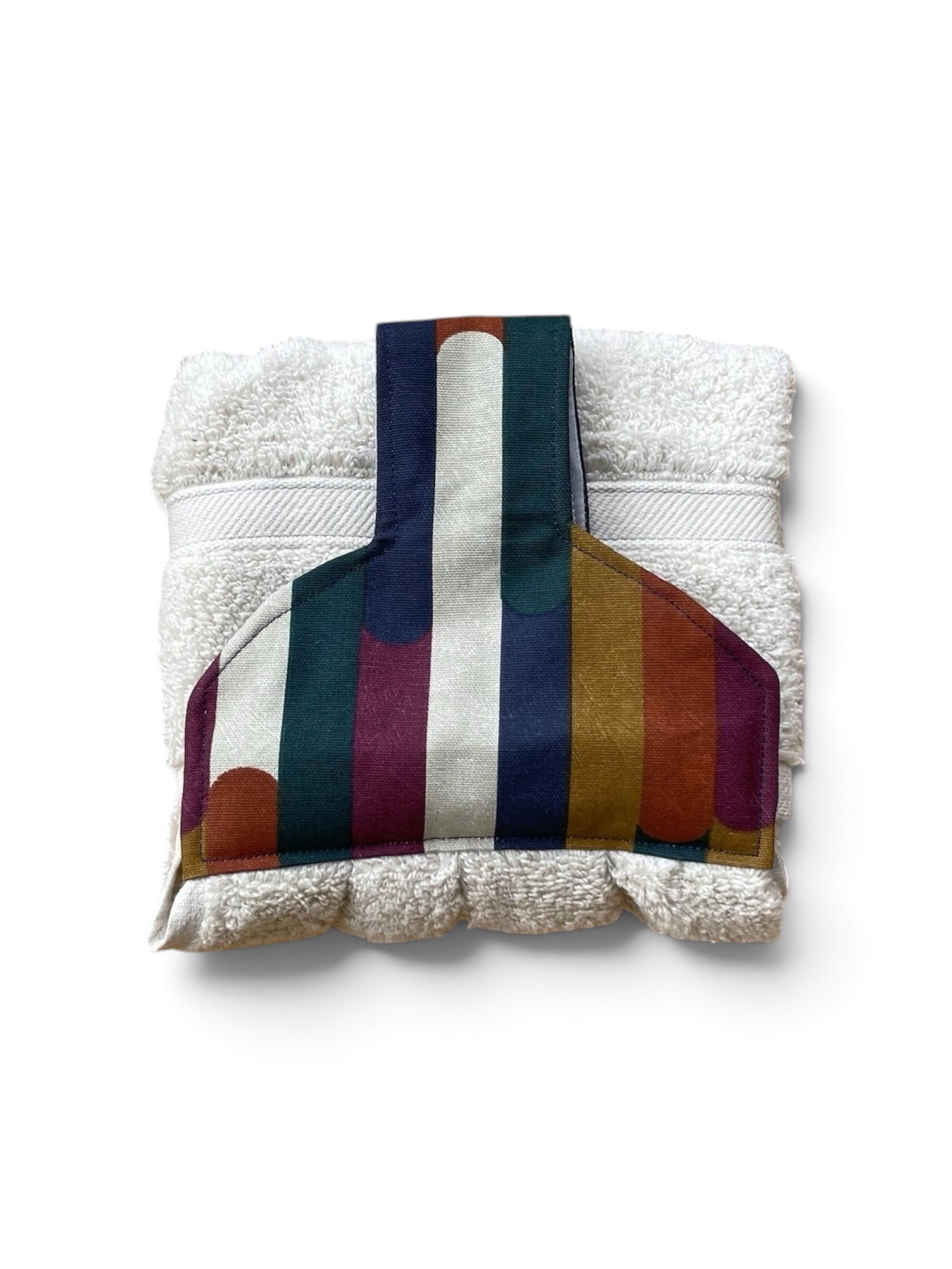 Hand towel to hang on a kitchen or AGA rail. Fastened with a magnetic popper.