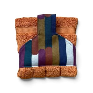 Hand towel to hang on a kitchen or AGA rail. Fastened with a magnetic popper.